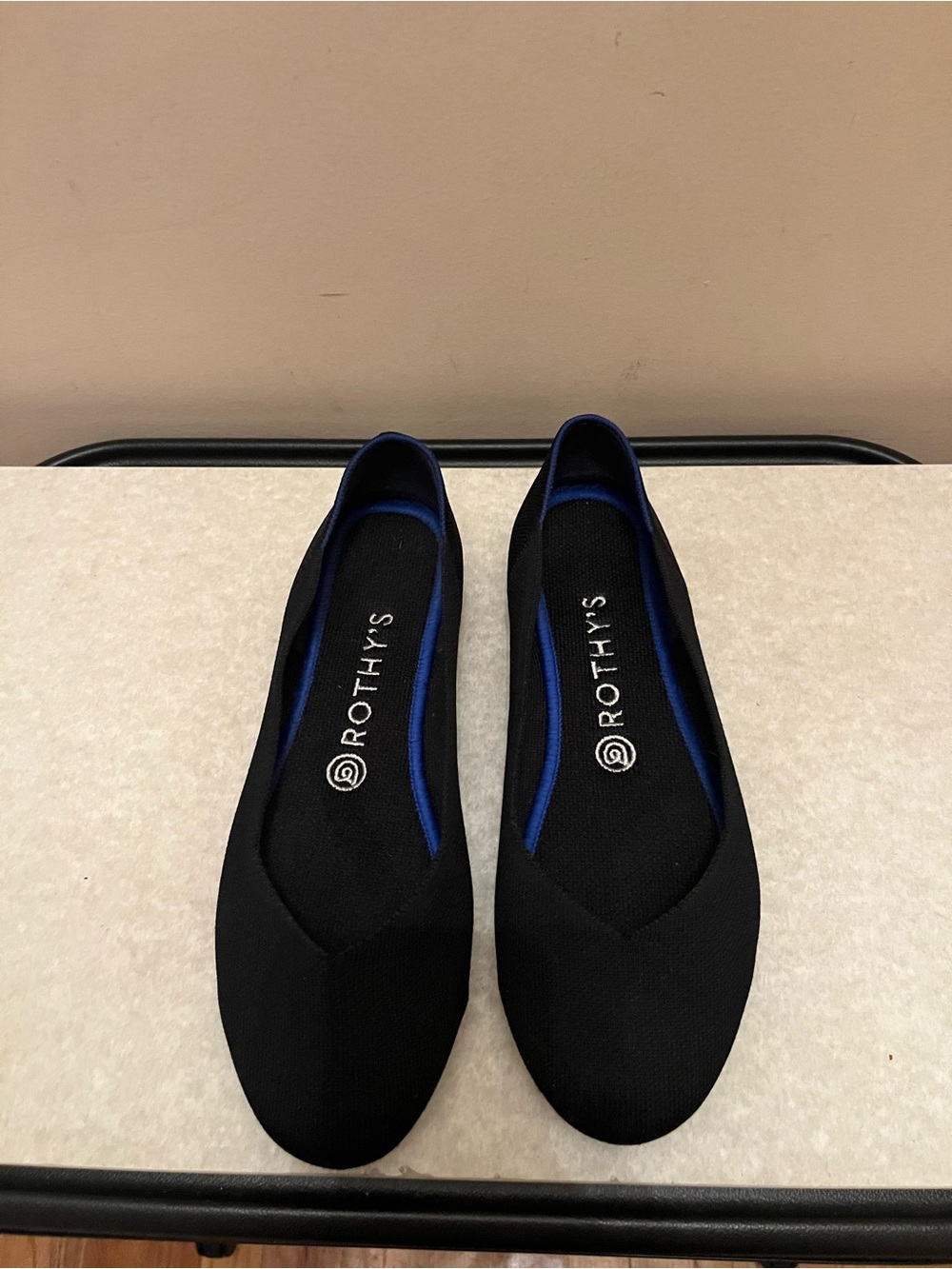 These are Rothy's The Flat in black daily wear. Size 8.5
Color black. Pre owned